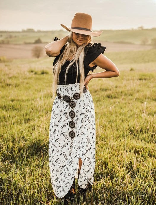 The cowprint skirt+black top