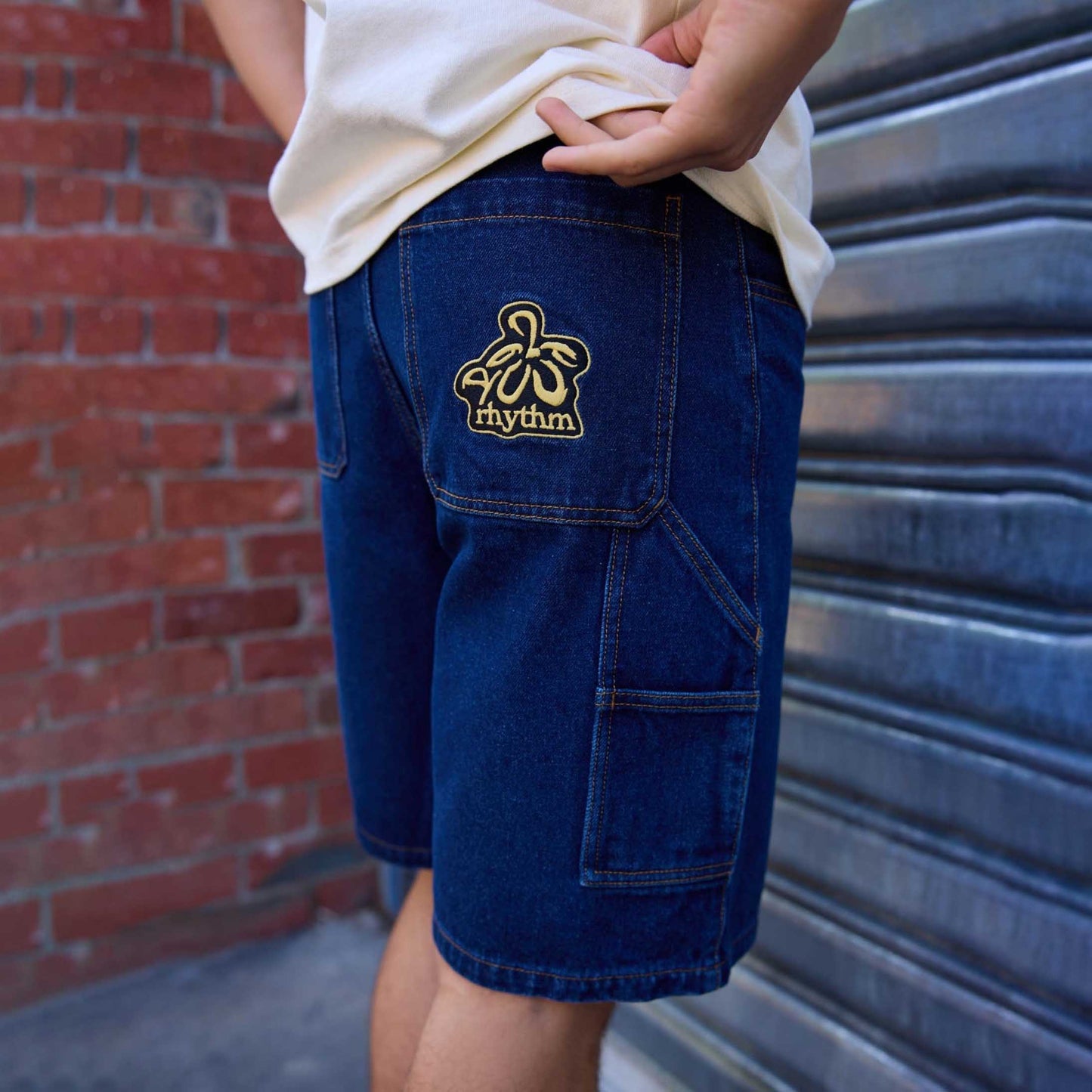 Men's Vintage Hibiscus Embroidery Multi-Pockets Surf Cargo Denim Shorts