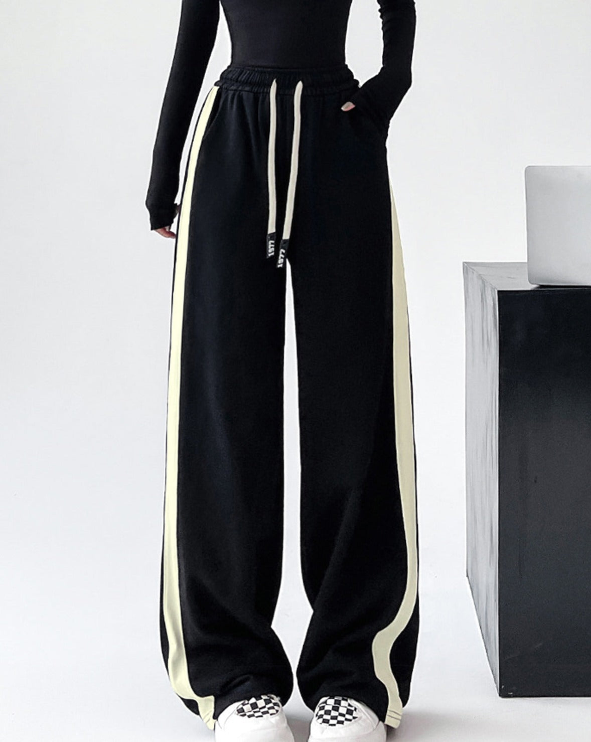 Drawstring Contrast Trim Wide Leg Sweatpants