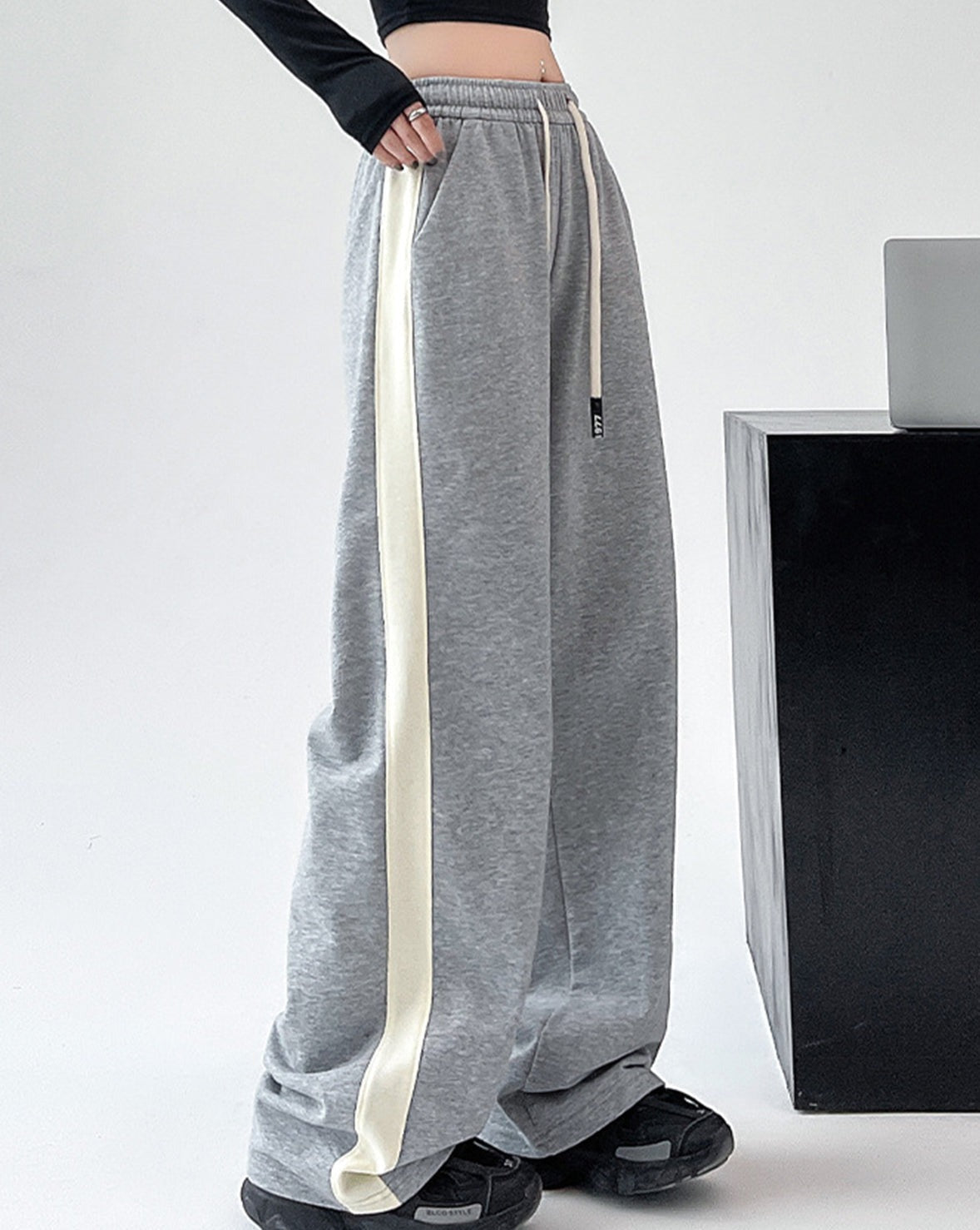 Drawstring Contrast Trim Wide Leg Sweatpants